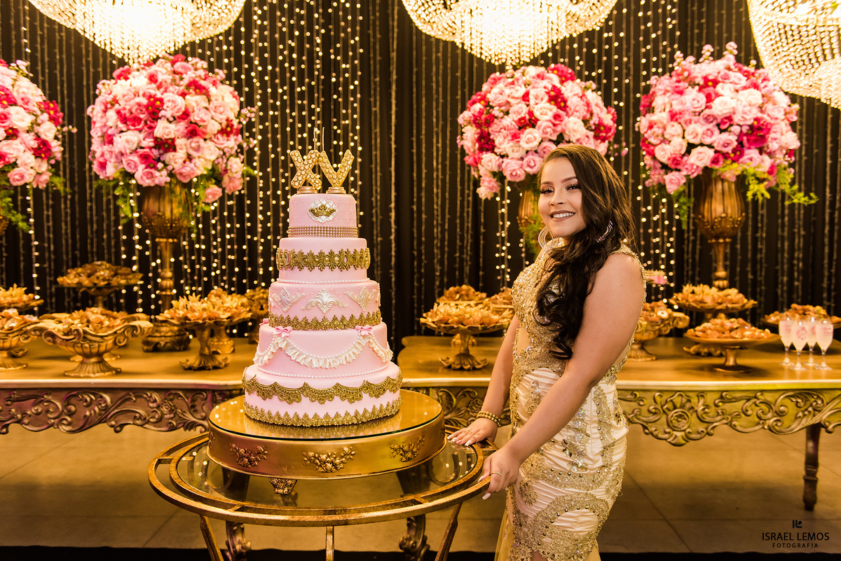 debutante com o bolo na cidade de juatuba  mg