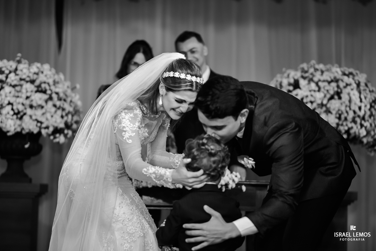 Emoção dos noivos na entrada da aliança em Para de minas MG