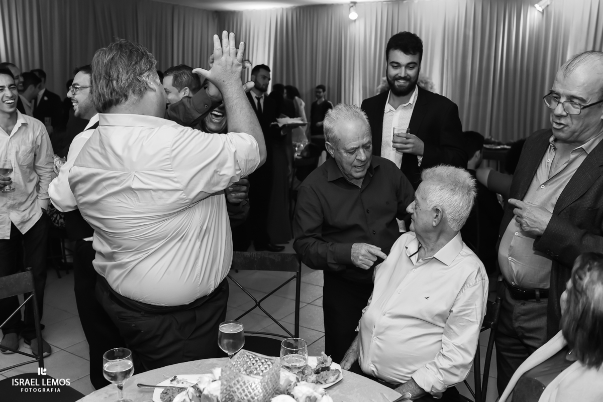 pais se divertindo na festa de casamento dos filhos