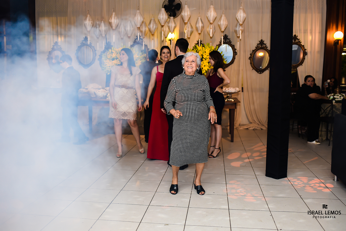 A vovó do noivo curtindo a pisca como ninguem!!!
Na cidade de Para de Minas