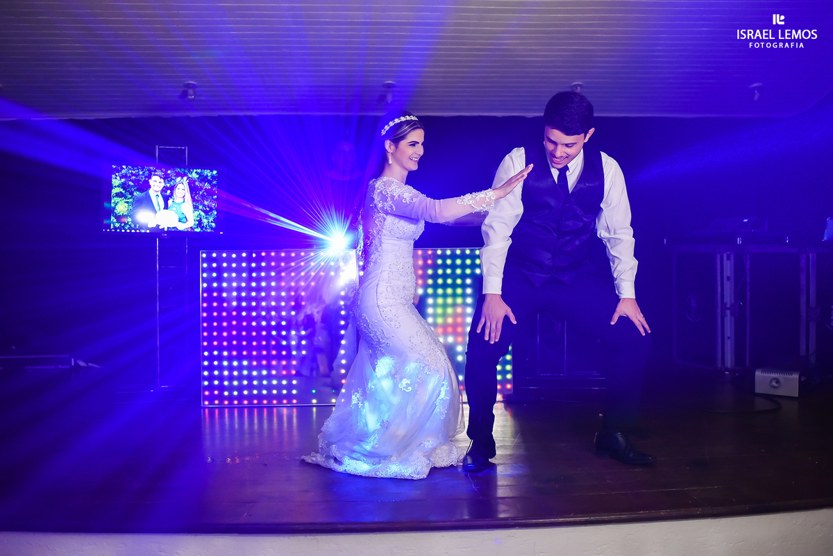 Noivos dançando ao som do melhor DJ