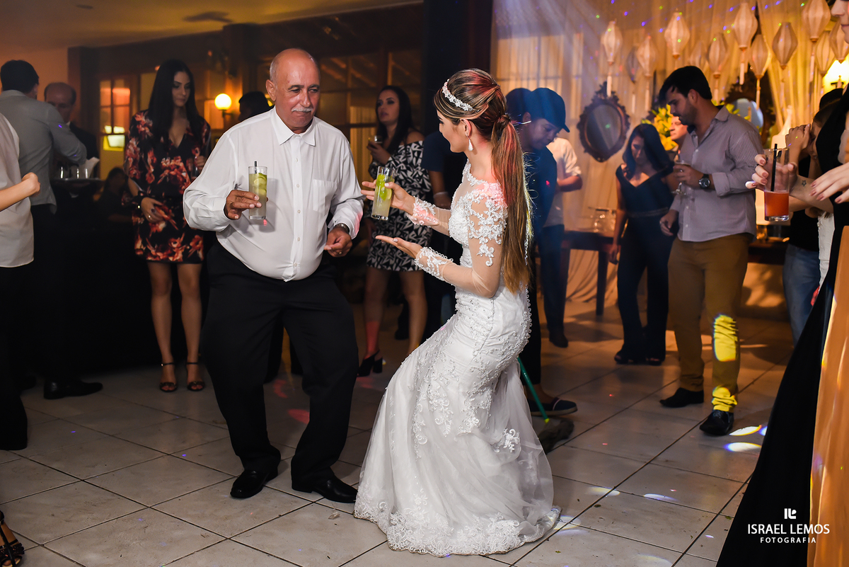 noiva dançando com o avo  em Pará de Minas MG