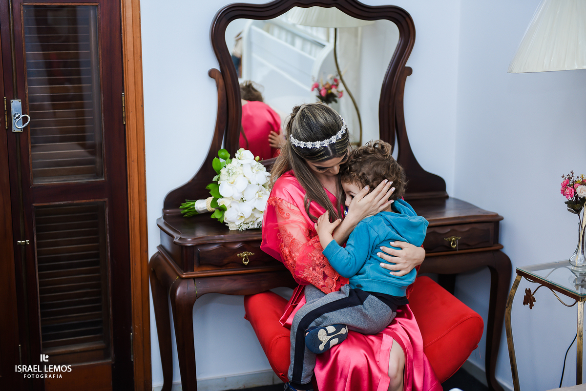 Noiva com filho indo em para de Minas