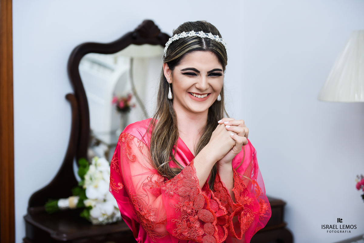 noiva emocionando ao receber presente em Pará de Minas MG