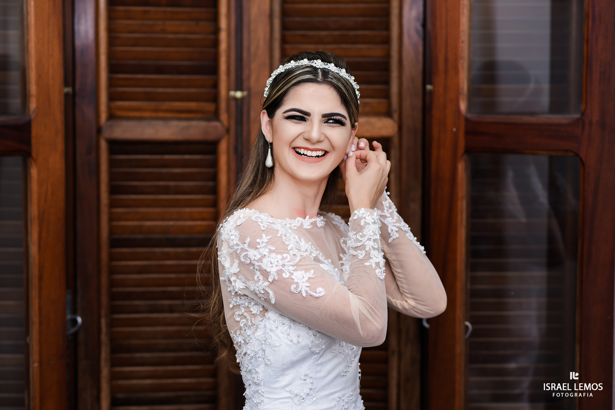 Noiva colocando brinco em Pará de Minas MG