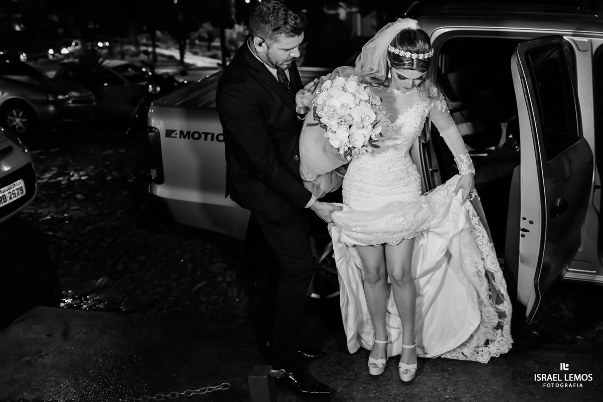 Noiva arrumando vestido e saindo do carro em Pará de Minas MG