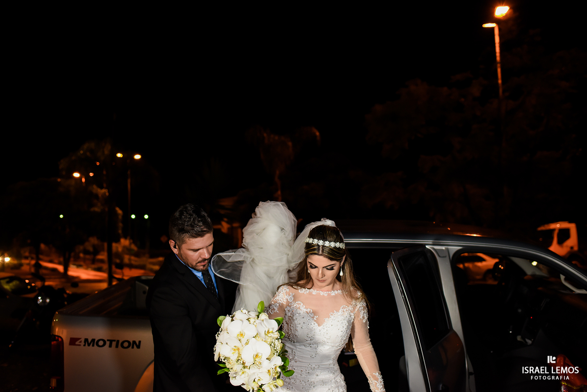 noiva saindo do carro em Pará de Minas MG