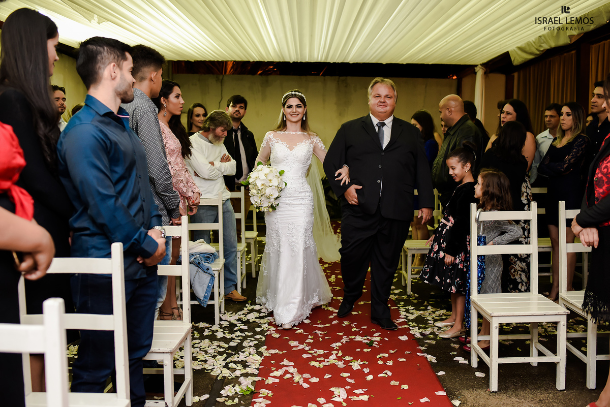 Noiva entrando com seu pai em Pará de Minas MG