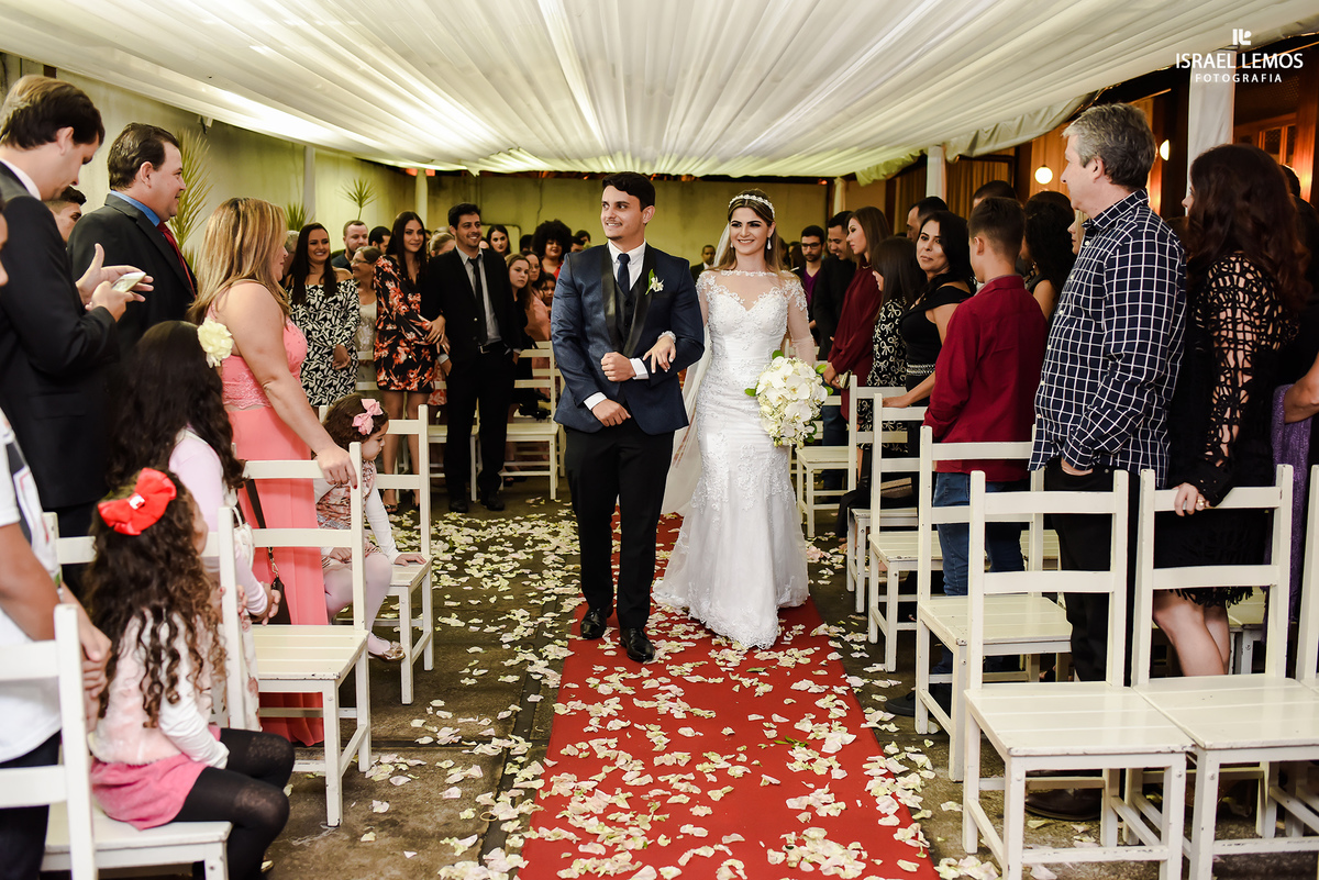 Noiva entrando com o noivo em Pará de Minas MG