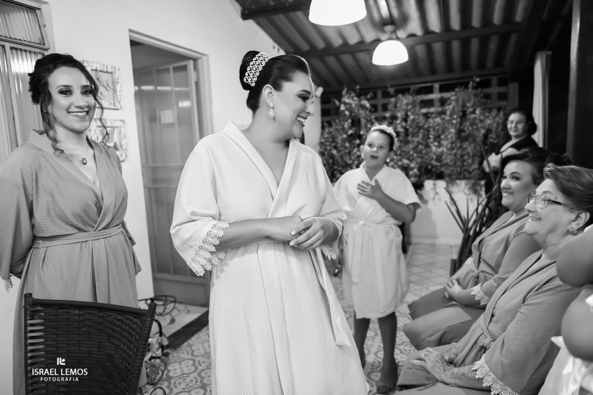 Foto da noiva com as amigas no salao da betania em Pitangui