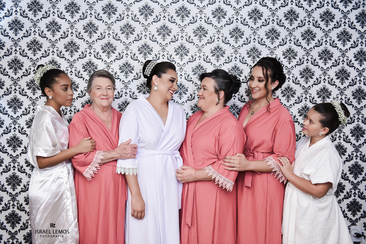 Noiva com as amigas no salao da betania em Pitangui MG fotos feitas pelo fotografo Israel lemos