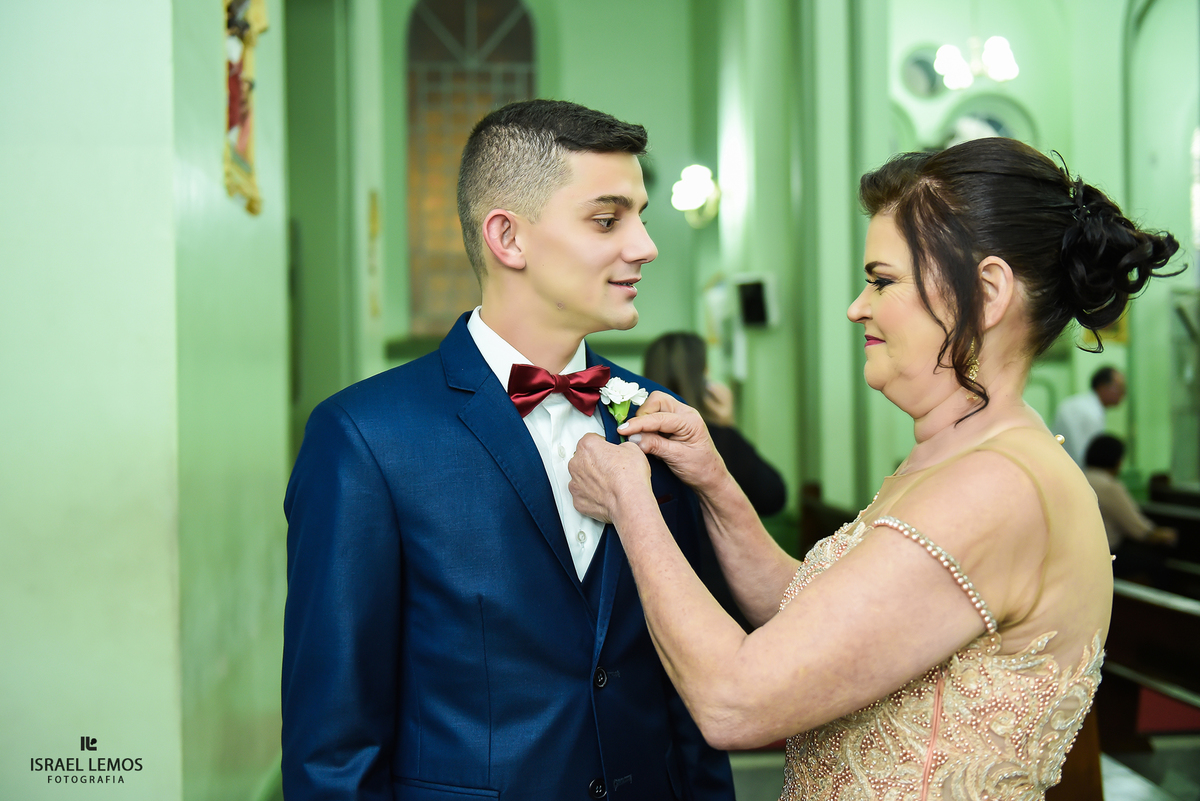 Noivo na porta da Igreja com sua mae arrumando a gravata