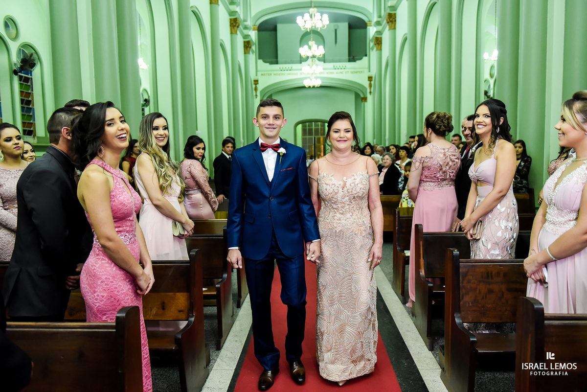 entrada do noivo na igreja Nossa senhora do Pilar na cidade de Pitangui MG