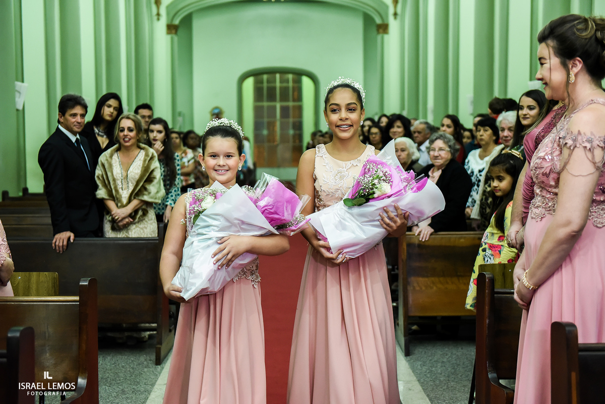 damas entrando na igreja Nossa senhora do Pilar na cidade de Pitangui MG