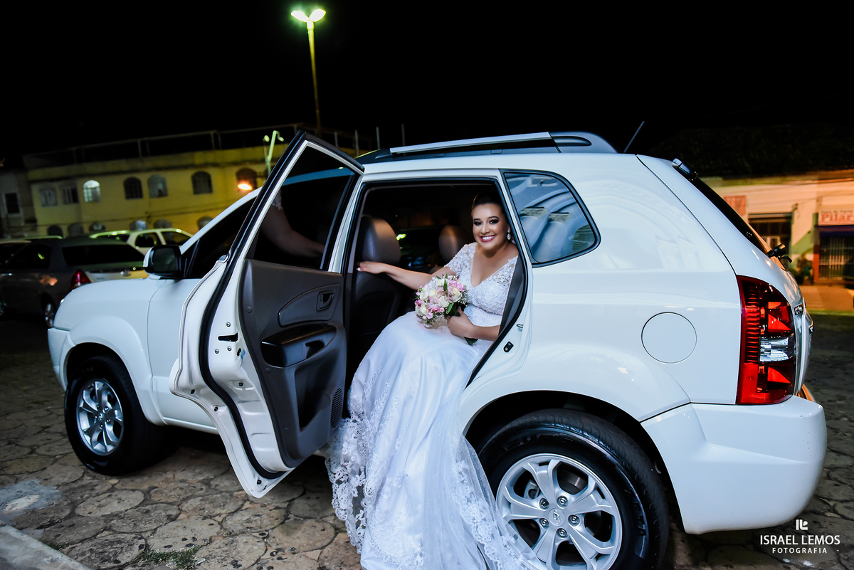 noiva saindo do carro na cidade de Pitangui MG