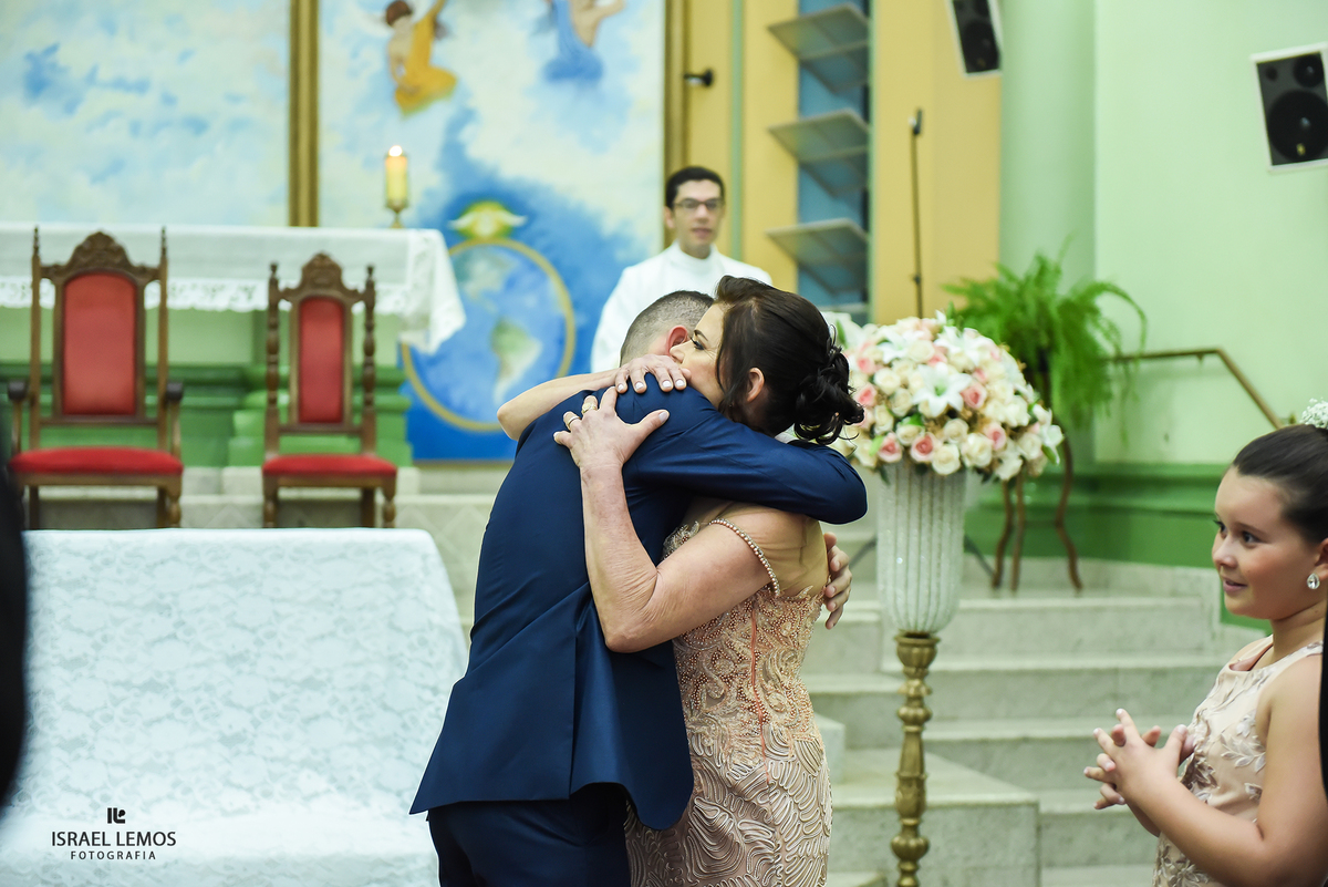 noivo despedindo da sua mae na igreja Nossa senhora do Pilar na cidade de Pitangui MG