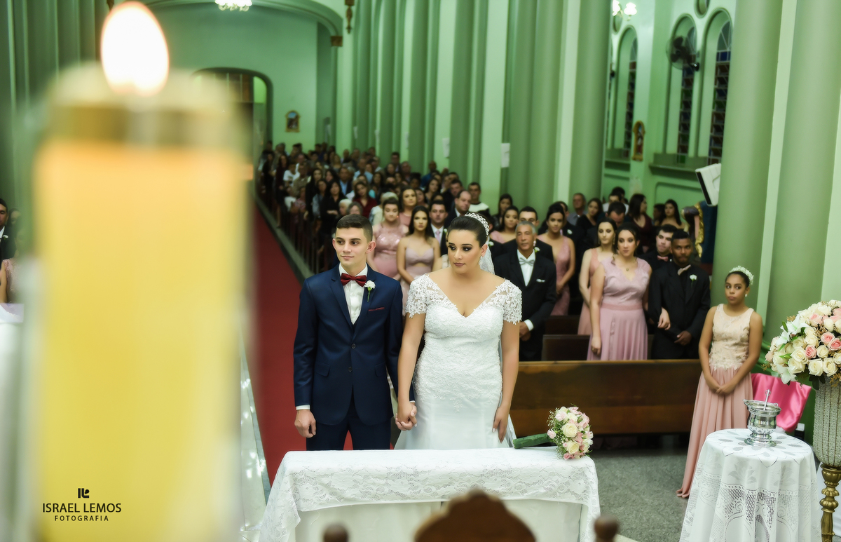 Noivos alegres no alta com a vela na igreja Nossa senhora do Pilar na cidade de Pitangui MG