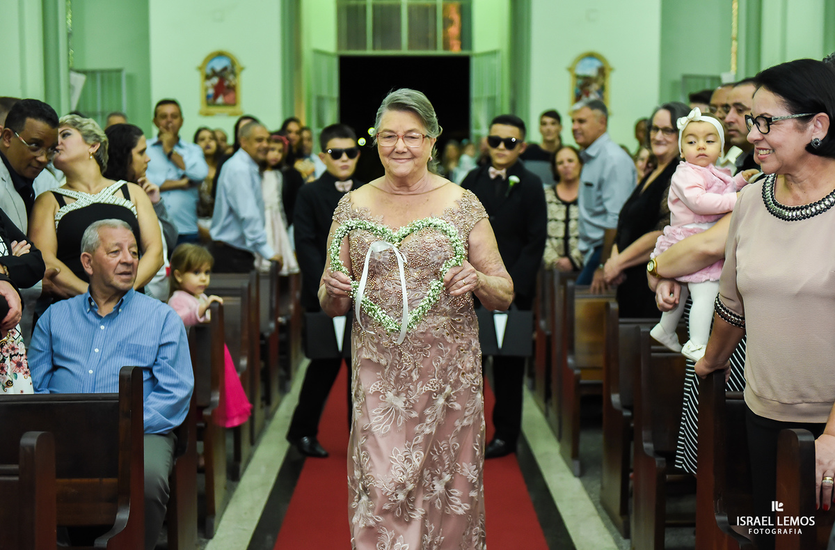 Avo entrando com as alianças na igreja Nossa senhora do Pilar na cidade de Pitangui MG