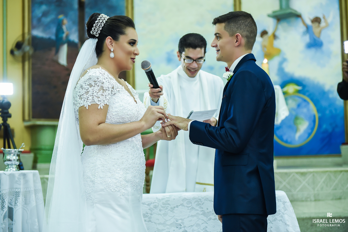 Noiva colocando as alianças na igreja Nossa senhora do Pilar na cidade de Pitangui MG