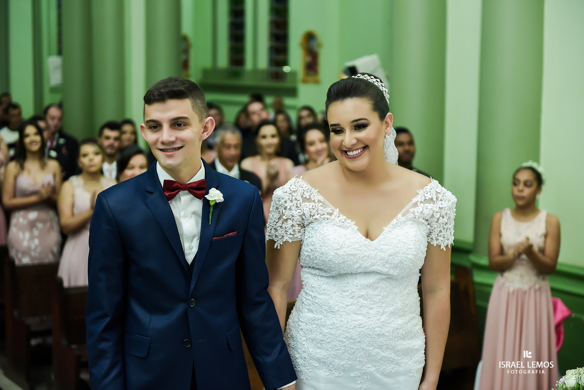 noivos sorrindo com a dama na igreja Nossa senhora do Pilar na cidade de Pitangui MG