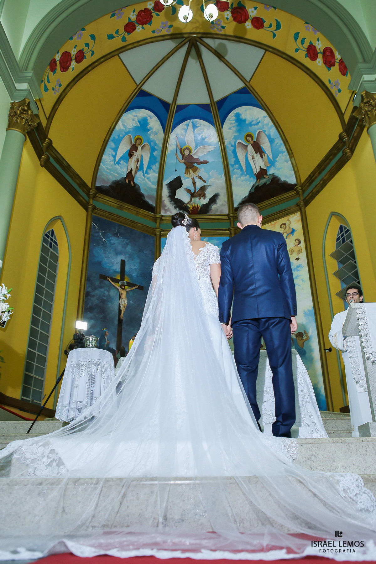 noivos de costa na igreja Nossa senhora do Pilar na cidade de Pitangui MG Setima vila do ouro