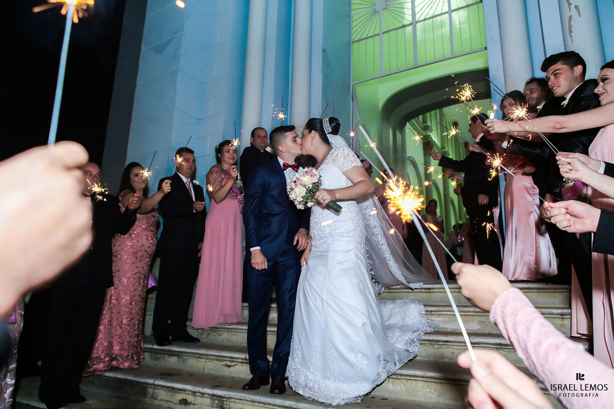 saida dos noivos na igreja Nossa senhora do Pilar na cidade de Pitangui MG fotos pelos fotografo Israel lemos