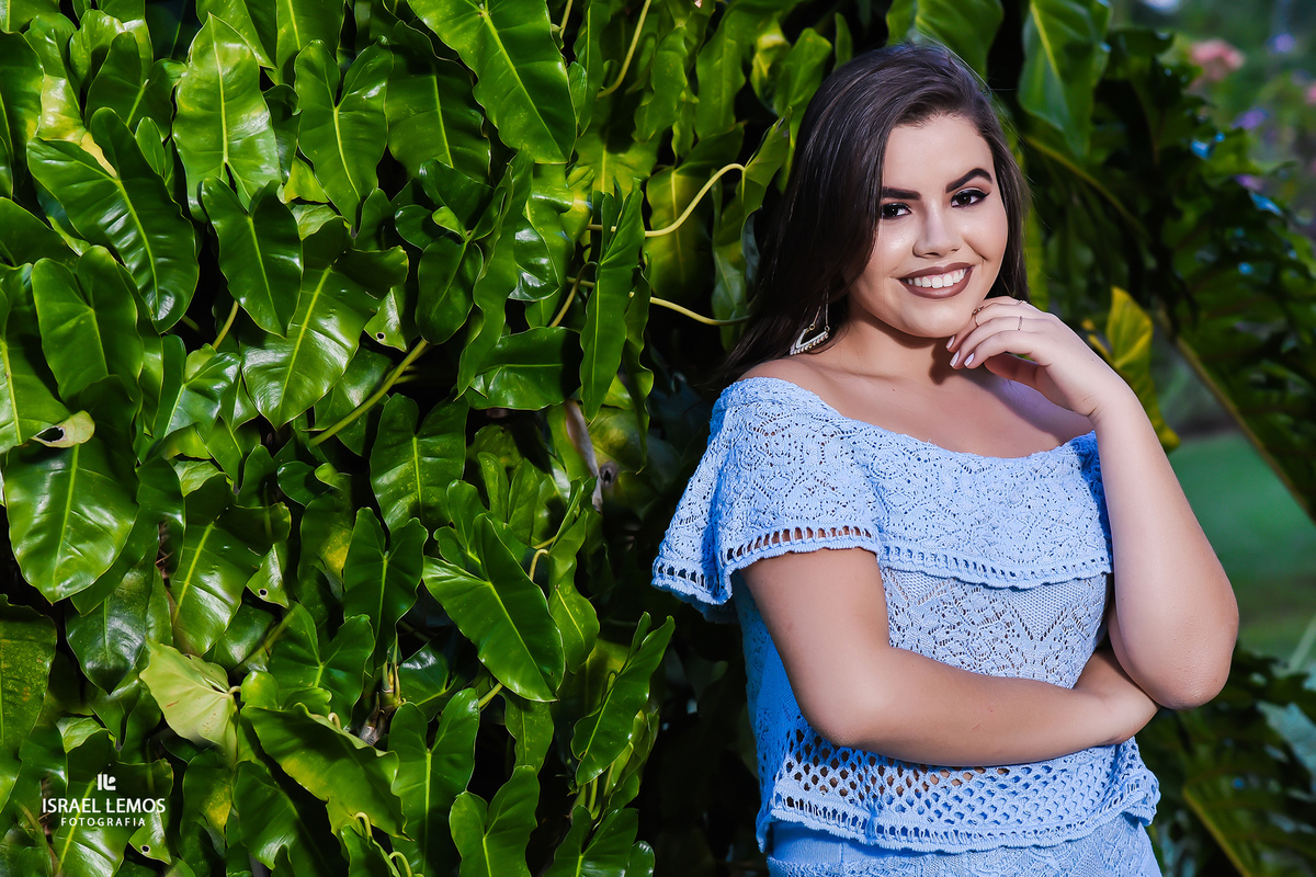 debutante sorrindo no espçao shangrila em Mateus lemes MG fotos feitas por israel lemos fotografo de Para de Minas MG