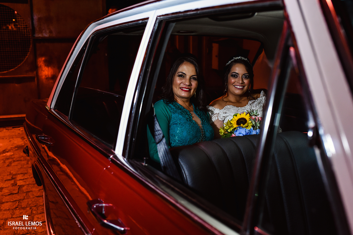 noiva dentro do carro com sua mae na pampulha na cidade de Belo Horizonte MG