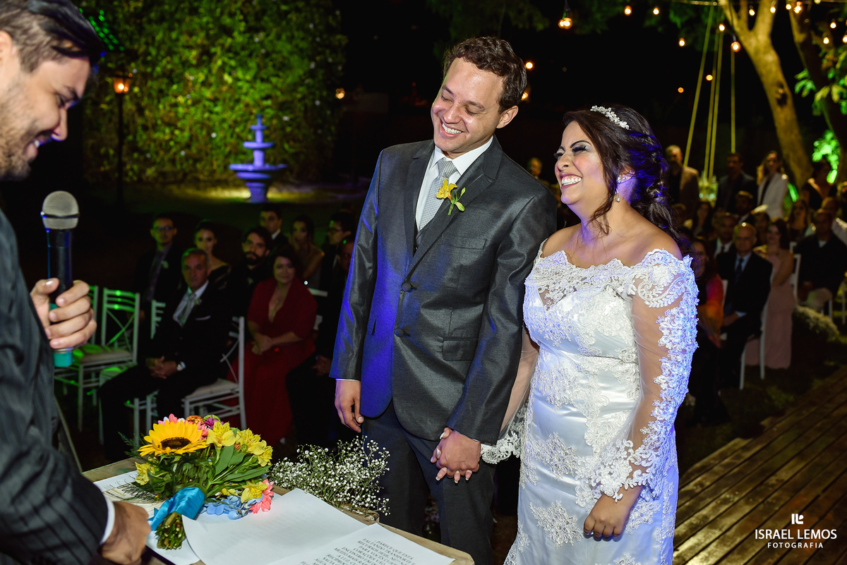 noivos felizes Espaço Solarium Recepções na pampulha na cidade de Belo Horizonte MG