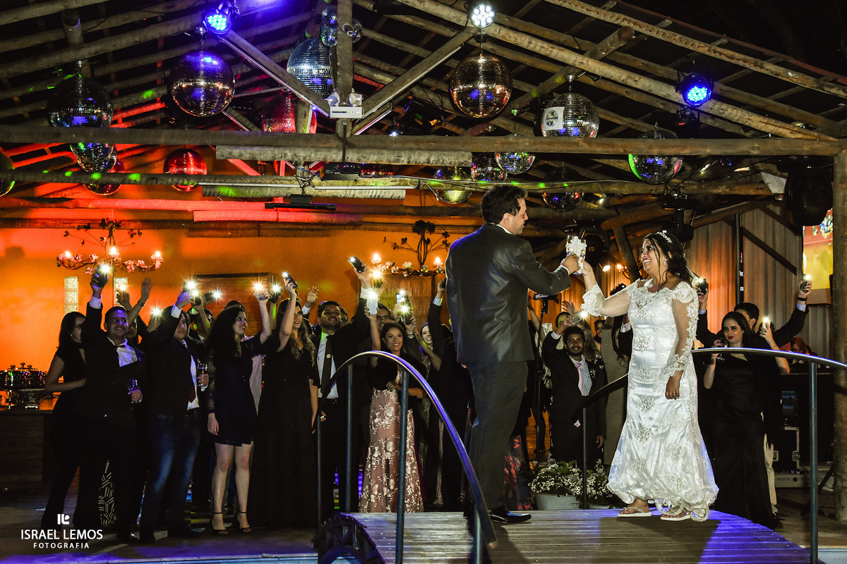 galera com celular Espaço Solarium Recepções na pampulha na cidade de Belo Horizonte MG