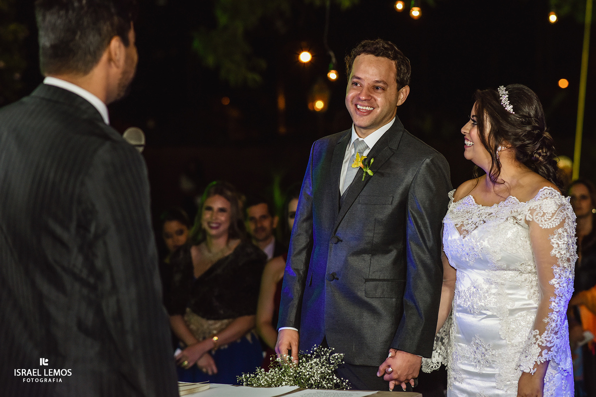 Noiva olhando para o noivo Espaço Solarium Recepções na pampulha na cidade de Belo Horizonte MG