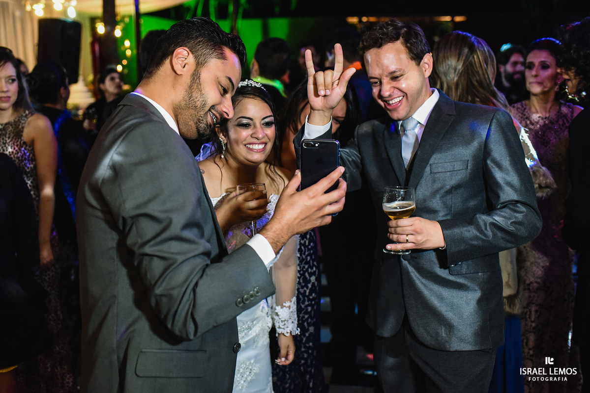 Noivos no celular Espaço Solarium Recepções na pampulha na cidade de Belo Horizonte MG