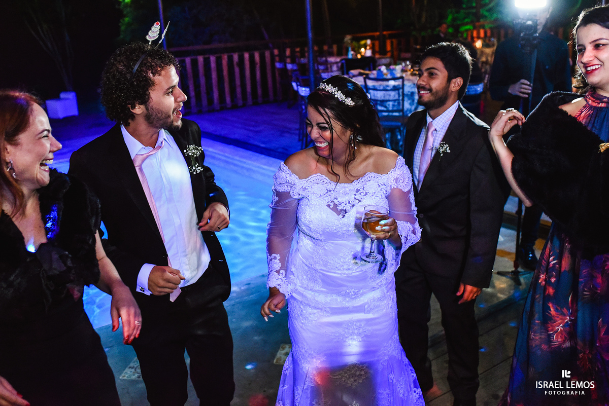 Noivas com seus amigos Espaço Solarium Recepções na pampulha na cidade de Belo Horizonte MG