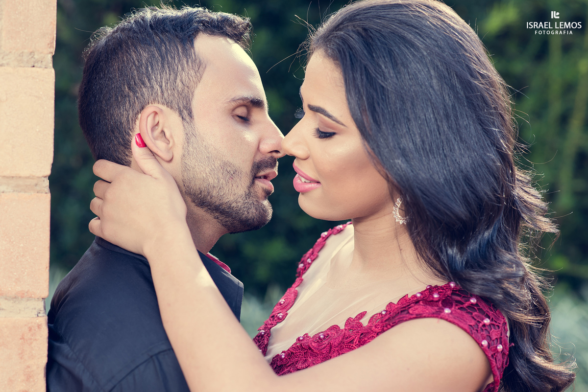 Noivos beijando no espaco shangrila casal gente fina da cidade de Igaratinga MG