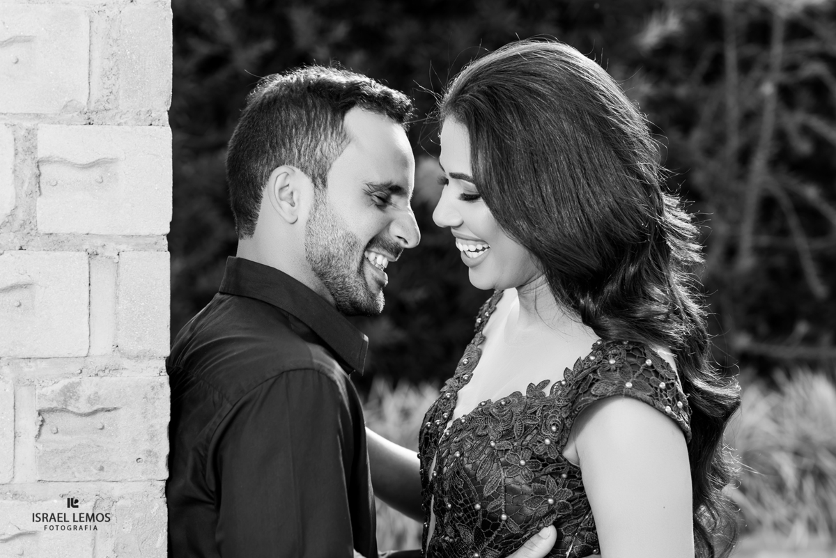 Noivos sorrindo no espaco shangrila casal gente fina da cidade de Igaratinga MG