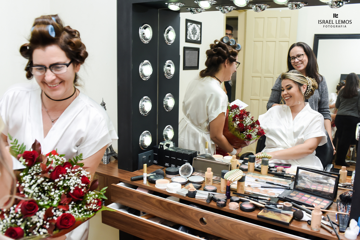 Tia entragando o boque fotos feitas na setima vila do ouro na cidade de Pitangui, fotografar pelo fotografo israel lemos 