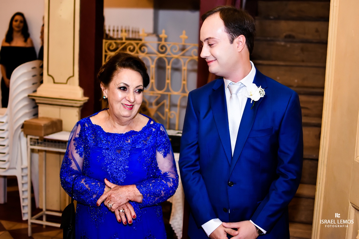 noivo com a mae na igreja sao francisco fotos feitas na setima vila do ouro na cidade de Pitangui, fotografar pelo fotografo israel lemos 