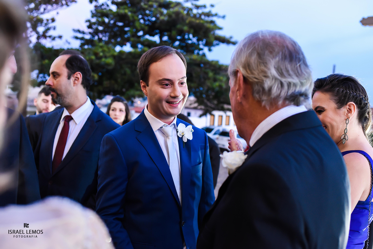 noivo na porta da igreja fotos feitas na setima vila do ouro na cidade de Pitangui, fotografar pelo fotografo israel lemos 