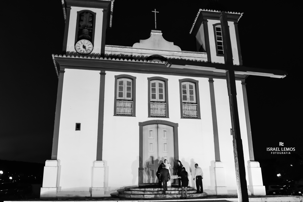 porta da igreja de sao francisco foto da noica se arrumando fotos feitas na setima vila do ouro na cidade de Pitangui, fotografar pelo fotografo israel lemos 