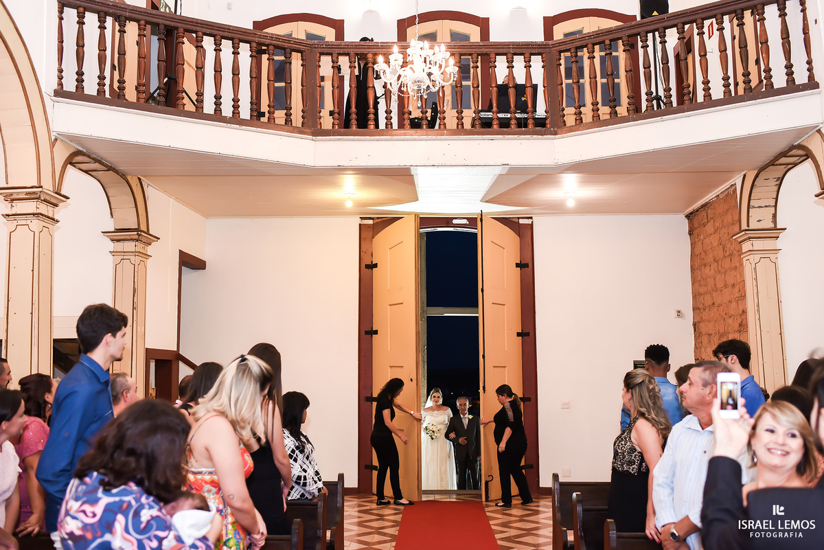 entrada triufal da noiva fotos feitas na setima vila do ouro na cidade de Pitangui, fotografar pelo fotografo israel lemos 