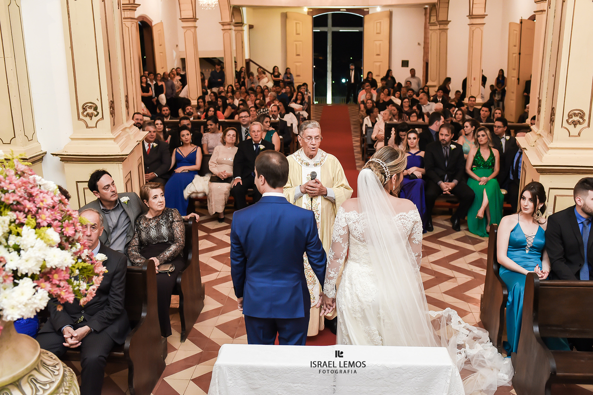 noivos apaixonados fotos feitas na setima vila do ouro na cidade de Pitangui, fotografar pelo fotografo israel lemos 