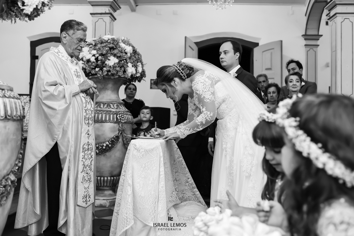 Noiva assinando fotos feitas na setima vila do ouro na cidade de Pitangui, fotografar pelo fotografo israel lemos 