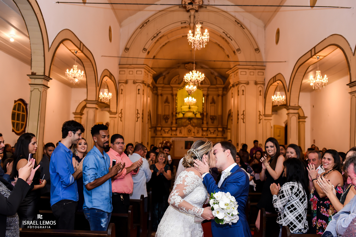 Beijo classico dos noivos fotos feitas na setima vila do ouro na cidade de Pitangui, fotografar pelo fotografo israel lemos 