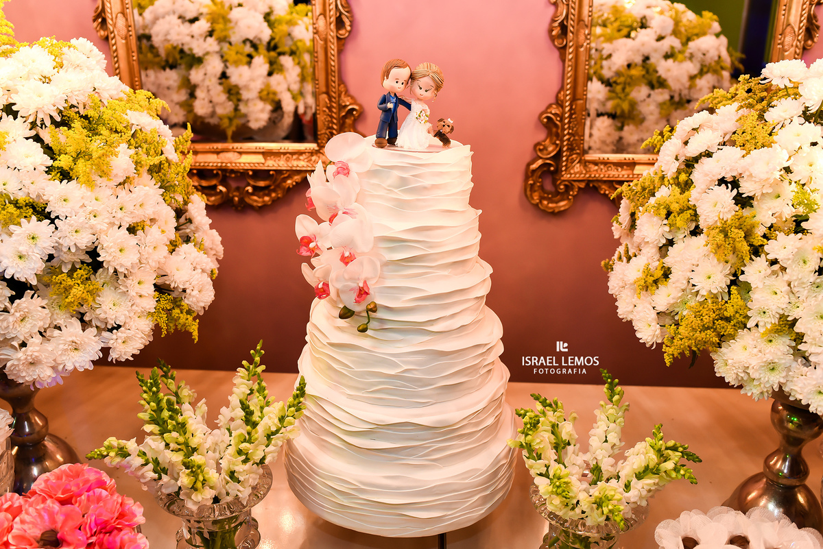 Bolo dos noivos no pode o comteporanio fotos feitas na setima vila do ouro na cidade de Pitangui, fotografar pelo fotografo israel lemos 