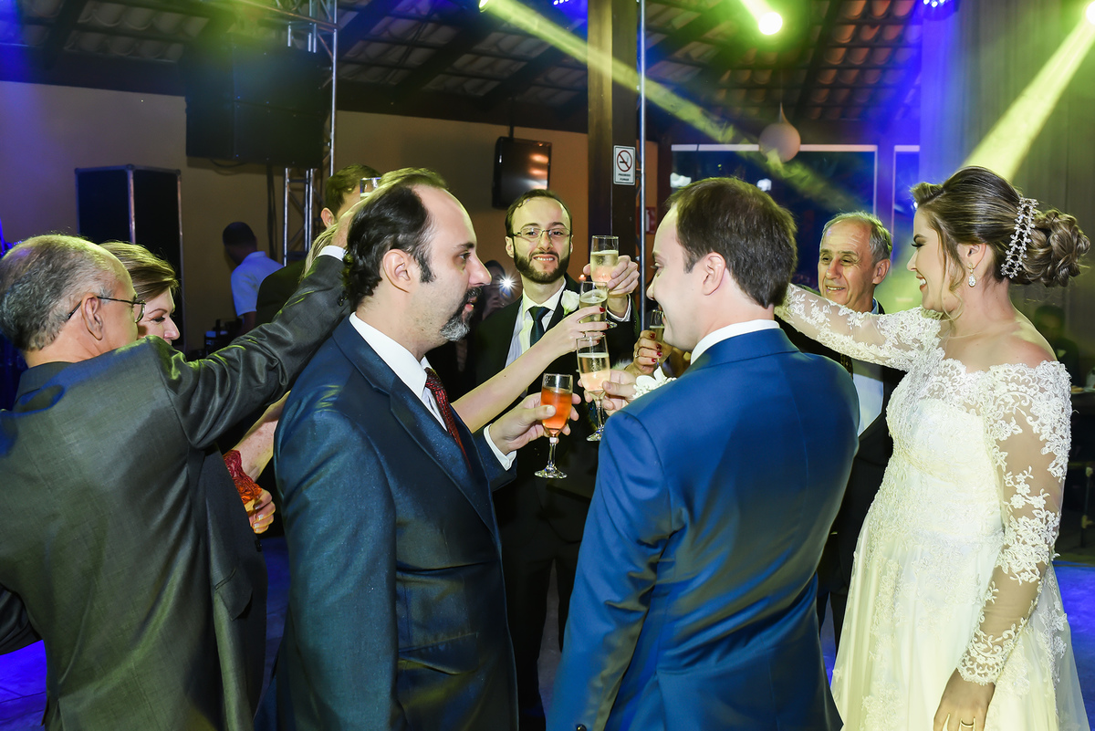 Brinde dos noivos com os familiares fotos feitas na setima vila do ouro na cidade de Pitangui, fotografar pelo fotografo israel lemos 