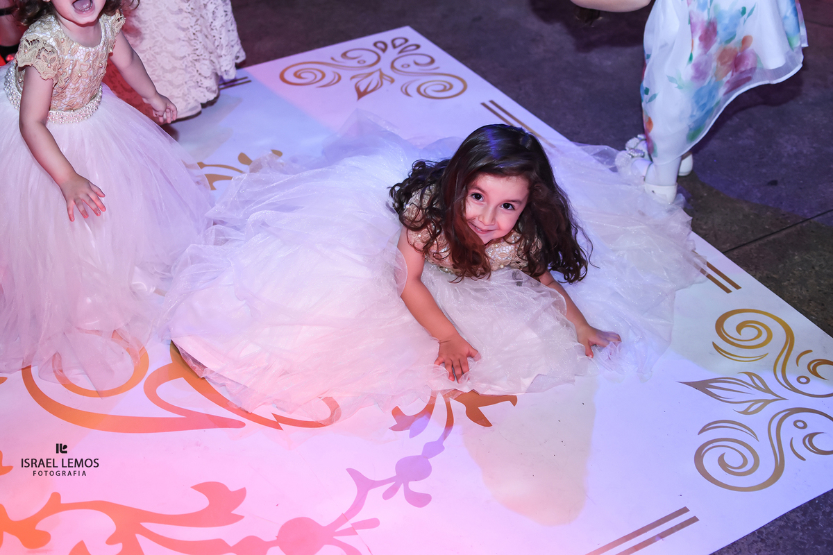 daminha caindo fotos feitas na setima vila do ouro na cidade de Pitangui, fotografar pelo fotografo israel lemos 