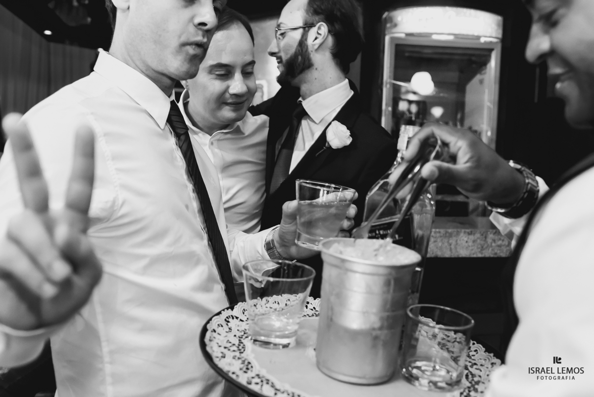 whiskey do noivo fotos feitas na setima vila do ouro na cidade de Pitangui, fotografar pelo fotografo israel lemos 