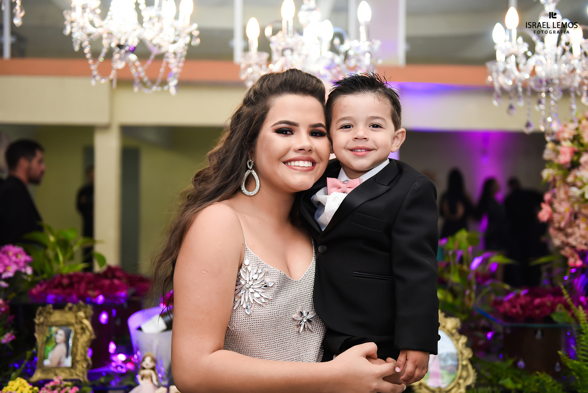 Debutante com seu filho Debutante posando na sua festa de 15 anos, na cidade de juatuba, cidade metropolitana de bh 