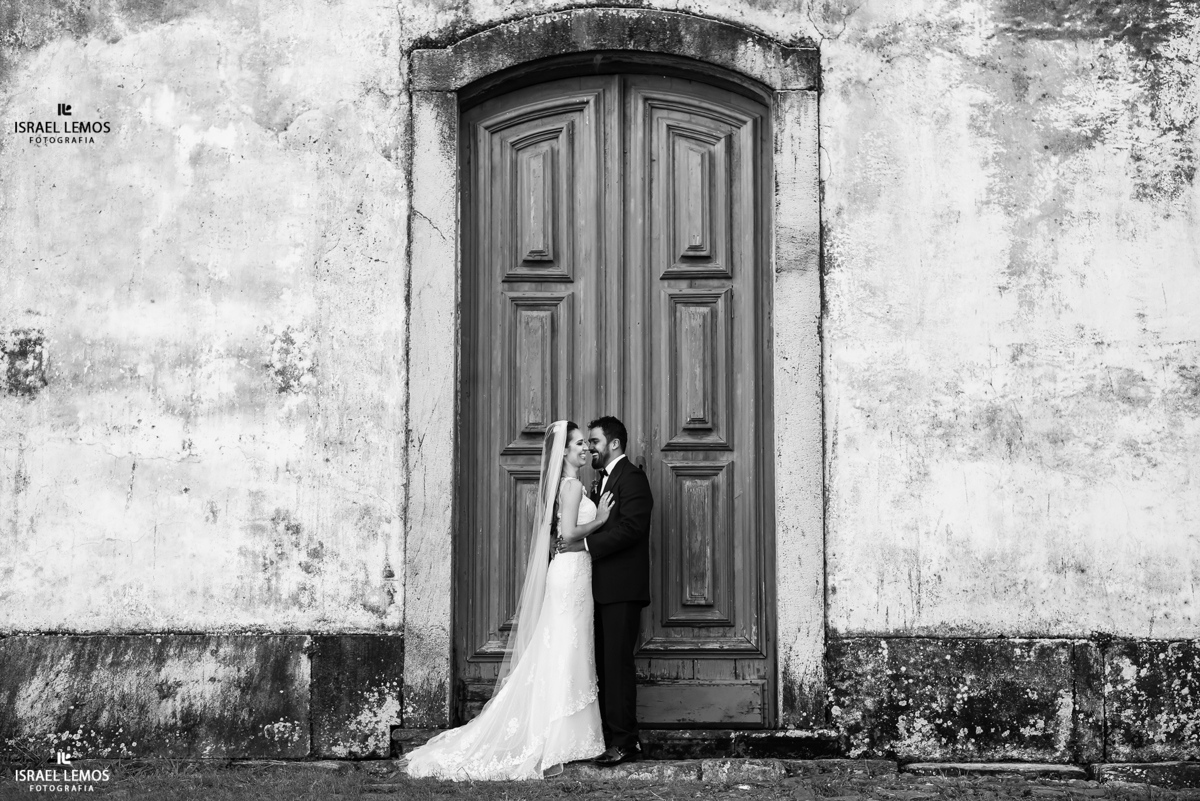 Noivos se amando Cidade de Ouro Preto MG, fotografo pelo fotografo de casamento Israel lemos 