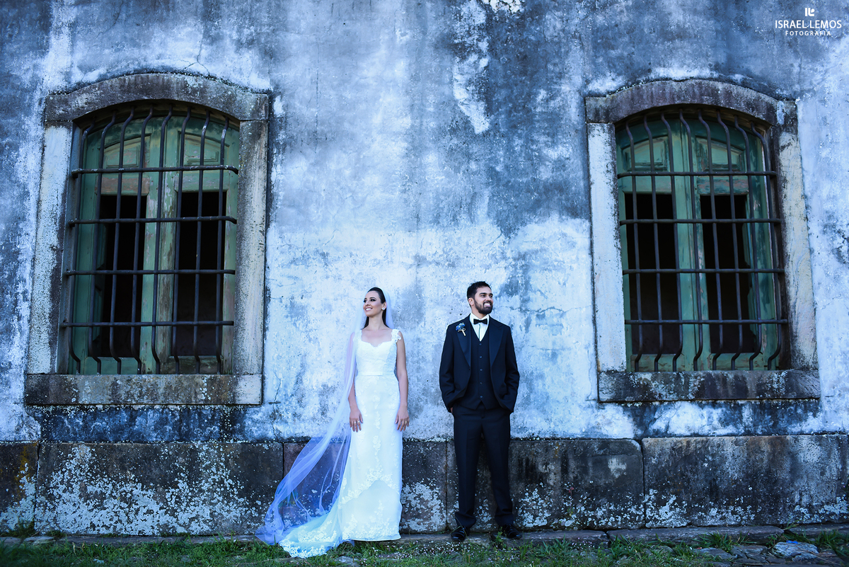 Noivos olhando oposto na cidaas de histórica de Ouro Preto MG fotos feitas pelo melhor fotografo de casamento da região